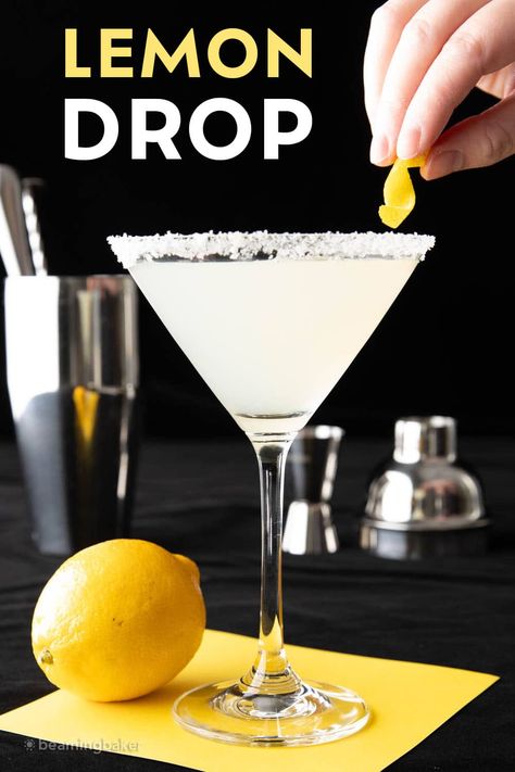 A citrusy and bright martini that’s bursting with fresh lemon flavor: the best Lemon Drop martini recipe! | Recipe at BeamingBaker.com Lemon Drop Drink, Lemon Drop Martini Recipe, Martini Recipes Easy, Lemon Drop Recipe, Lemon Drop Shots, Lemon Martini, Mango Martini, Pear Martini, Lemon Drop Cocktail