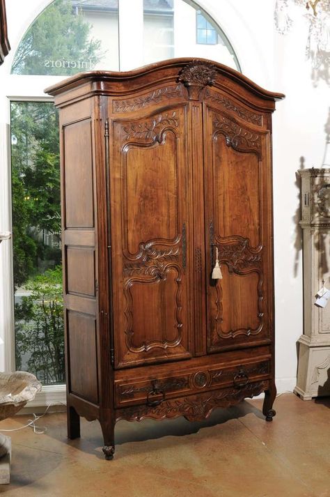 Wardrobe Antique Vintage, Antique Furniture Aesthetic, Ornate Wardrobe, Vintage Wardrobe Furniture, Vintage Wardrobe Closet, Wooden Wardrobe Ideas, Brown Wood Bedroom, Antique Closet, Antique Wooden Furniture