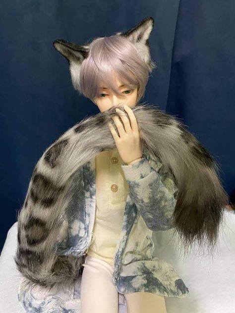 High quality hand craft cosplay animal ear the item you get will look exactly like in the picture !! Item can be customize to fit for BJD Doll 1/6 , 1/4 and 1/3 1. Materials: Faux fur ,Magnet ,clip 2. Ear Size 4.5 x 3.5 cm. or custom made to order. Tail Length 50 cm. or custom made to order. Tail base will be rope. If you want to change tail base to a pin please message me. 3. Shipping via Thailand Postal Service. 4. Ears and Tail can be bend. 5. If you want to customize your item please contact Werewolf Ears And Tail, Animal Ears And Tail, Werewolf Ears, Therian Gear, Ears And Tail Set, Fox Ears And Tail, Leopard Ears, Therian Stuff, Ears And Tail