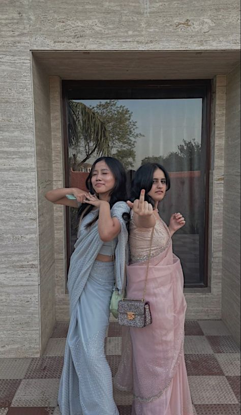 Poses For Pfp, Poses In Saree, Poses Friends, Sisters Photoshoot Poses, Bff Poses, Sisters Photoshoot, Saree Poses, Best Friend Poses, Bff Photoshoot Poses