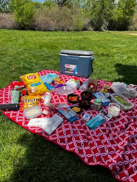 Picnic 
Picnic food
Picnic inspo Picnic Things To Bring, Foods To Bring To A Picnic, What To Pack For A Picnic, Picnic Inspo, Picnic Inspiration, Picnic Date, Picnic Food, Picnic Party, A Picnic