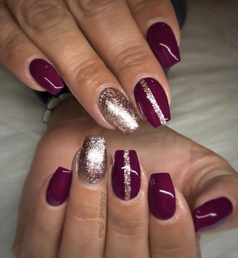 Pretty Fall, or Winter Nails. Burgundy silver nails Burgundy Dip Powder Nails Design, Maroon And Silver Nail Designs, Nail Designs With Burgundy, Burgundy Nail Polish Designs, Maroon Silver Nails, Maroon And Purple Nails, Berry Nails With Glitter, Classy Burgundy Nails, Teal And Burgundy Nails