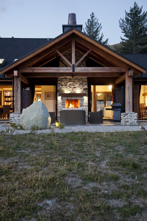 View of entrance with wooden beams ... - Gallery - 25 | Trends Log Cabin Lighting, Mountain Hideaway, House Concept, Cottage Plans, White String Lights, Houses Ideas, Cabin Lighting, Casas Coloniales, Outdoor Room