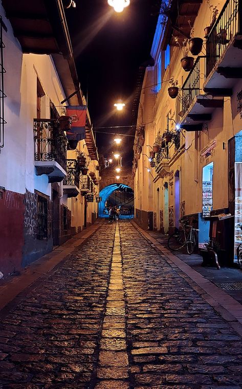 "LA RONDA" una de las calles mas historicas de la ciudad de Quito Backpacking Peru, Brazil Cities, Peru Culture, Hiking Peru, Peru Beaches, Latin America Travel, Cuenca Ecuador, Ecuador Travel, Quito Ecuador