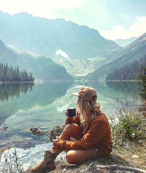 Adventure Girl Aesthetic, Hiking Girl, Camping Snacks, Adventure Girl, Hiking Photography, Camping Photography, Camping Aesthetic, Travel Pictures Poses, Hiking Aesthetic