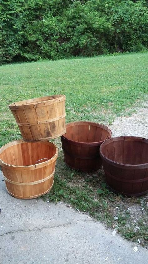 recycle your old fruit baskets into flowers , crafts, repurposing upcycling, wall decor Repurpose Dishes, Antique Diy, Hamptons Decor, Bushel Baskets, Garden Diy Ideas, Old Baskets, Fruit Baskets, Door Makeover, Garden Diy