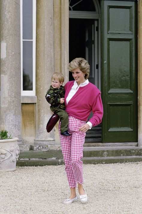 Princess Diana's Pink Sweater and Plaid Pants Diana Son, Herzogin Von Cambridge, Prins William, Princess Diana Fashion, Prins Harry, Princess Diana Photos, Princess Diana Pictures, Mode Tips, Princes Diana