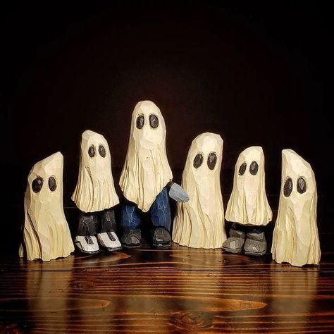 Halloween Wood Carving Ideas, Small Wood Ideas, Halloween Wood Carvings, Whittle Projects, Whittling Projects For Beginners, Christmas Wood Carving, Whittling Patterns, Wood Whittling, Whittling Ideas