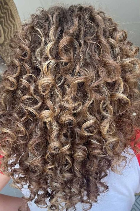 How To Highlight Curly Hair At Home, How To Color Hair At Home, How To Highlight Your Hair At Home, Blonde Highlights At Home, Highlight Your Own Hair, Color Curly Hair, Highlighted Wig, At Home Highlights, Dyed Curly Hair