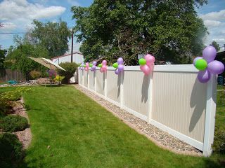 Party Fence Decorations, Birthday Fence Decorations, Fence Birthday Decoration, Fence Party Decorations, Fence Party Decorating Ideas, Decorate Fence For Party, Fence Balloon Decor, Balloons On Fence Party Ideas, Balloons On Fence