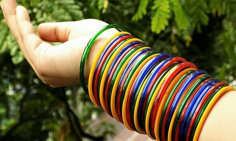 simple glass bangles in girls hands - Sari Info Simple Jewellery, Colorful Bangles, Glass Bangles, Thread Bangles, Jasmine Flower, Bangles Making, Bangles Indian, Bridal Bangles, Bangles Jewelry Designs