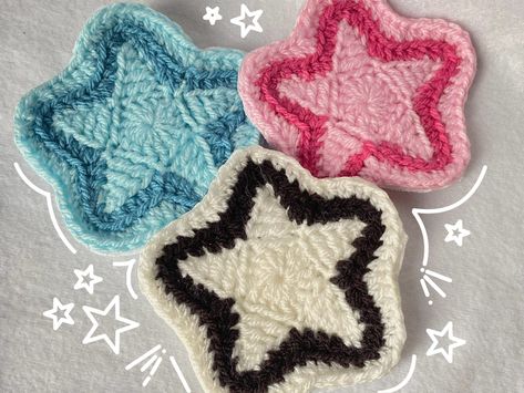 Cute and Unique Crochet Star Coasters Star Coasters Crochet, Cute Beginner Crochet Ideas, Star Crochet Coaster, Aesthetic Crochet Coaster, Easy Crochet Decor, Crochet Coasters Cute, Small Simple Crochet Ideas, Crochet For Desk, Cute Coasters Crochet