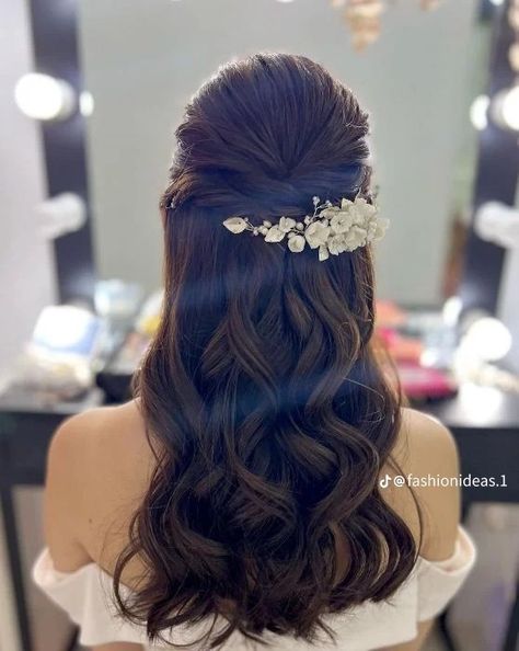 Open Hairstyles For Medium Hair, Hairstyles For Lehenga Simple, Hairstyles For Half Saree, Open Hairstyles For Party Simple, Pretty Wedding Hairstyles, Hairstyle For Lehenga, Loose Hairstyle, Reception Hairstyle, Medium Length Hair Wedding