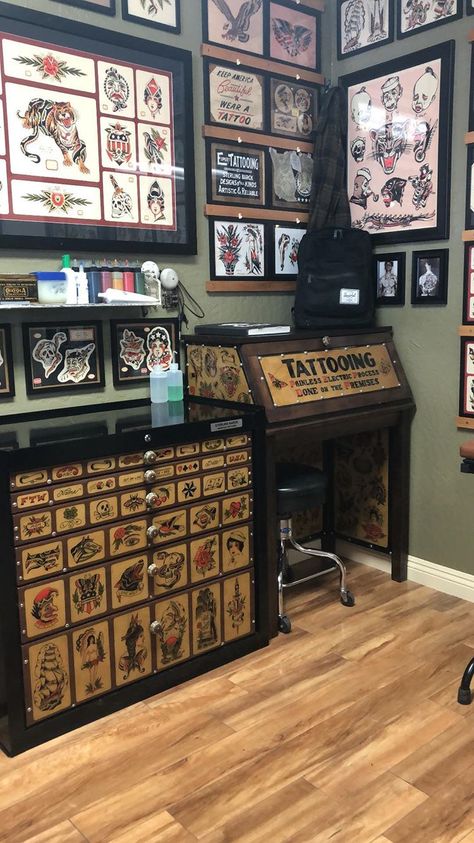 Tattoo Shop Organization, Tattoo Storage Ideas, Tattoo Supply Organization, Tattoo Parlor Aesthetic, Tattoo Station Ideas, Artist Stool, Tattoo Room, Tattoo Shop Interior, Tattoo Shop Decor