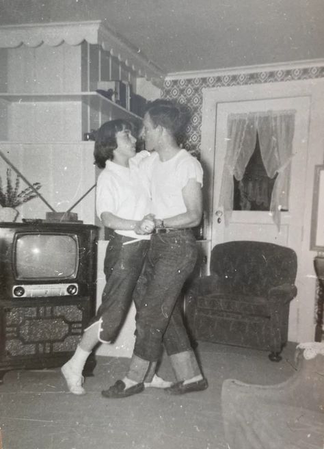 Old Love Dancing Aesthetic, 50s Dance Aesthetic, People Slow Dancing Reference, Dancing In The Living Room Aesthetic, 1950s Love Aesthetic, Dancing Reference Couple, 50s Couple Aesthetic, Slow Dancing Pose, Slow Dancing Reference