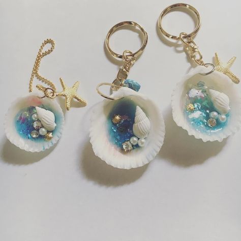 Seashell Art Diy, Shells Diy, Blue Keychain, Resin Crafts Tutorial, Shell Crafts Diy, Resin Jewelry Diy, Resin Jewelry Making, Epoxy Resin Art, Diy Resin Art