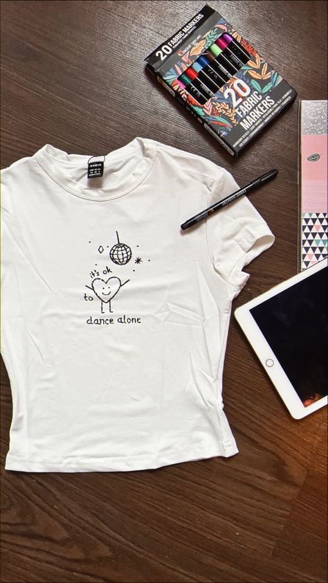 Diy Slogan Tshirt, How To Draw On T Shirts, Fabric Marker Designs T Shirts, Drawing On A White Shirt, Draw On T Shirts Ideas, Drawing On Tshirt Diy, Painting On Tshirts Diy, Drawing On Tank Top Diy, White Tshirt Diy Paint