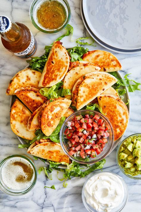 Mini Chicken Quesadillas - Damn Delicious Mini Chicken Quesadillas, Damn Delicious Recipes, Chicken Quesadilla Recipe, Leftover Rotisserie, Bite Size Appetizers, Leftover Rotisserie Chicken, Chicken Quesadillas, Rotisserie Chicken Recipes, Game Day Food