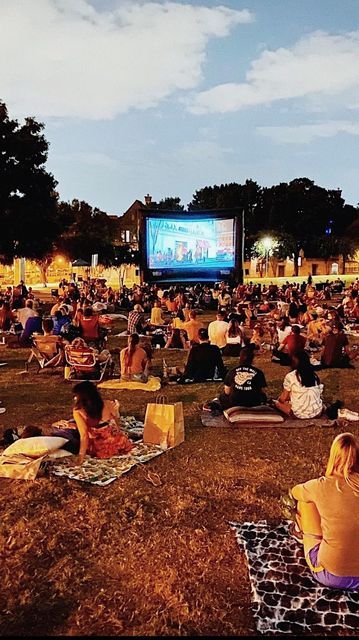 Outdoor Movie Fundraiser, Park Movie Night, Movie Under The Stars, Movies In The Park, Cozy Movie Night, Winter Movies, Night Picnic, Picnic Chairs, Movie In The Park