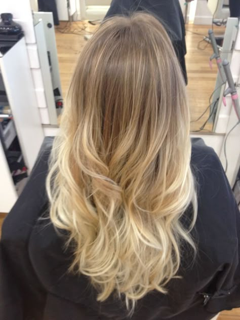 Bright Blonde Dark Roots, Blonde Hair Brown Roots, Beach Blonde Balayage, Blonde Hair With Brown Roots, Light Brown Hair Styles, Brown Hair Styles, Blonde Light Brown Hair, Hair Color Swatches, Light Brown Hair Color