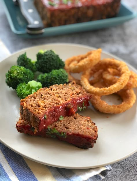 This vegan meatloaf made with Beyond Beef® Plant-Based Ground is freaking delicious! Easy to put together, it goes well with your favorite veggie sides. Meatless Ground Beef Recipes, Beyond Beef Recipes, Vegan Meatloaf Recipe, Meatless Meatloaf, Beef Meatloaf Recipes, Vegan Crumble, Vegan Meatloaf, Beef Meatloaf, Vegan Casserole