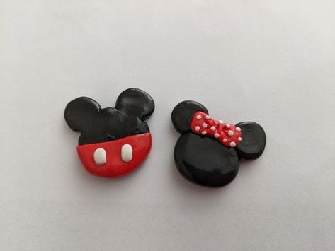 Mickey Mouse Diy Gifts, Clay Creations For Boyfriend, Cute Clay Art Ideas For Boyfriend, Easy Clay Ideas For Boyfriend, Disney Polymer Clay Ideas, Cute Clay Gifts For Boyfriend, Disney Clay Art, Couple Clay Ideas, Matching Clay Ideas