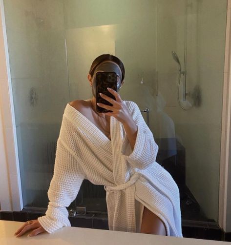 Girl In Bathrobe Aesthetic, Insecure Women, Spiegel Selfie, Vogue Beauty, Pinterest Girls, Instagram Story Ideas, Spa Day, Beauty Secrets, Summer Aesthetic