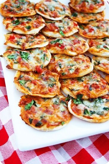 30 Appetizers People LOVE - Mini Pizzas - #DAmoresPizza #losangeles #California #ItalianFood Mexikansk Mat, Resep Pizza, Pizza Fatta In Casa, Mini Pizzas, Pizza Bites, Crust Pizza, Mini Pizza, Football Food, Snacks Für Party