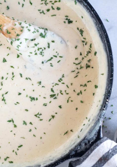 This keto alfredo sauce recipe with cream cheese is not only super easy, but it's the most creamy and delicious alfredo sauce that you will ever make! Alfredo Sauce With Cream Cheese, Keto Alfredo Sauce Recipe, Keto Alfredo, Garlic Alfredo Sauce, Italian Drunken Noodles, Beef Noodle Casserole, Keto Alfredo Sauce, Alfredo Sauce Recipe Easy, Whole30 Vegan