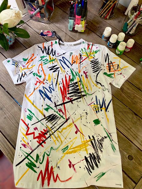 #handpainted #customized #colorstreet #tshirtdesign #styletips #handmade #fattoamano Paint On Shirt, Fabric Paint Shirt, Fashion Illustration Poses, Tshirt Painting, Fashion Drawing Sketches, Paint Shirts, T Shirt Painting, Kids Class, Action Painting