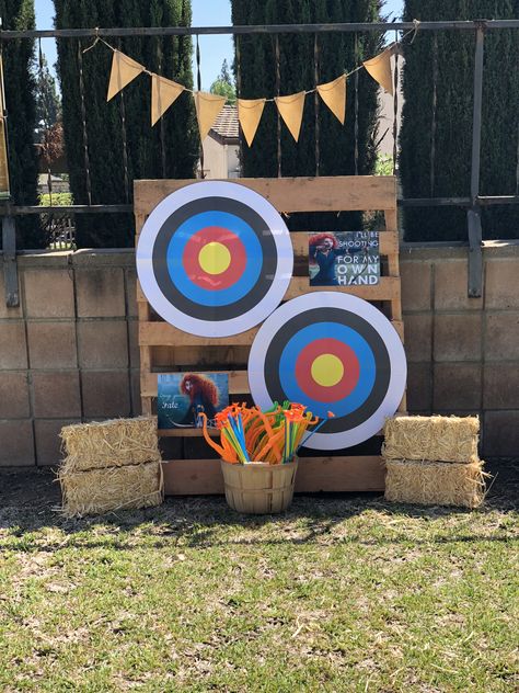 Medieval Theme Party Games, Medieval Times Party Ideas, Knights And Castles Party, Brave Birthday Party Decorations, Archery Themed Party, Dragon And Knight Birthday Party, Robin Hood Party Ideas, Merida Brave Party, Legend Of Zelda Birthday Party Decorations