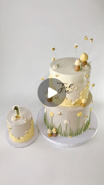 Xochilt F Marchena on Instagram: "🐝Happy first bee-day🐝" Bee Cake Ideas 1st Birthdays, First Bee Day Cake, Bee Cake Ideas, Bee Birthday Cake, Happy Bee Day, Bee Cake, Bee Stuff, Bee Day, Bee Birthday