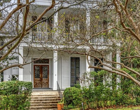 Circa 1890 Renovated Home For Sale in MS Under $180K - OLD HOUSE CALLING Old Southern Homes Interior, 1870s House, Old Mansions For Sale, Hydrangea House, Old Southern Plantations, 1800s House, Abandoned Mansion For Sale, Old Southern Homes, 1900s Home