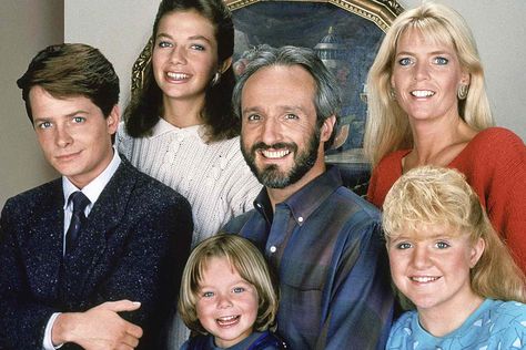 Family Ties Cast: Where Are They Now? Meredith Baxter, Justine Bateman, 1980s Tv Shows, Tv Dads, 80s Tv, Michael J Fox, Family Tv, Family Ties, Cartoon Tv Shows