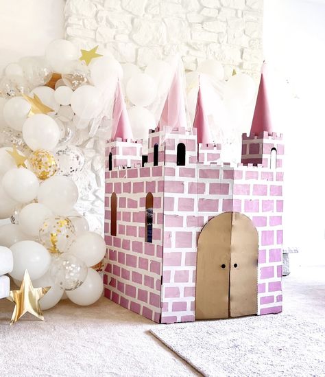 cardboard princess castel Castle Diy Cardboard, Diy Princess Castle, Cardboard Box Castle, Cardboard Kids, Castle Diy, Castle Birthday Party, Birthday Party Details, 4de Verjaardag, Castle Party