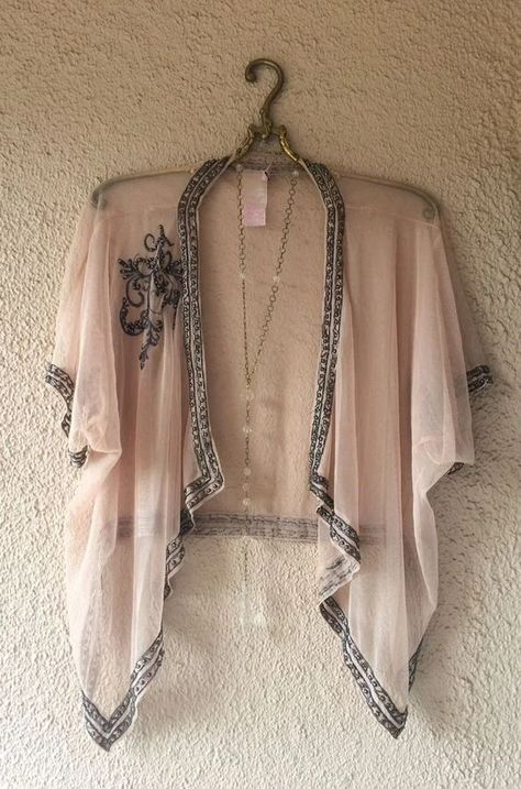 Bohemian Images, Bohemian Beach Wear, Bohemian Angel, Romantic Clothes, Bohemian Beach Style, Lace Blouses, Pink Cactus, Boho Inspiration, Pink Sheer