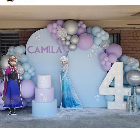 Frozen Back Drop Ideas, Elsa Backdrop Frozen Theme, Frozen Tiered Cake, Frozen Party Backdrop Ideas, Frozen Balloon Backdrop, Frozen Birthday Balloon Arch, Frozen Themed Birthday Party Decoration Backdrops, Frozen Theme Decorations, Frozen Birthday Party Backdrop