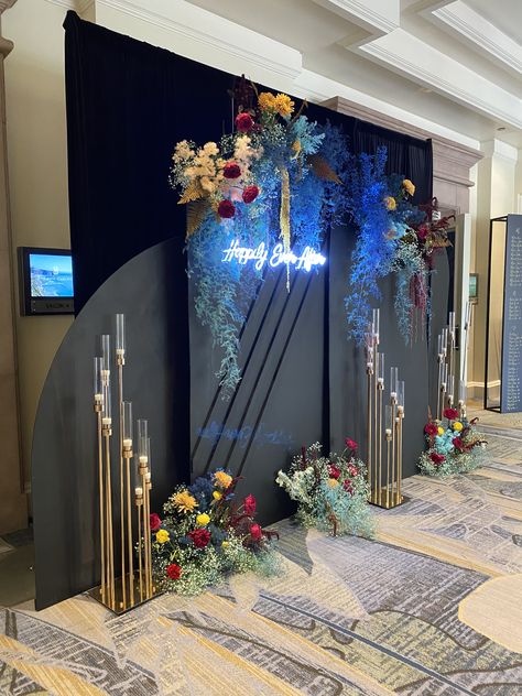 Modern Backdrop Design, Navy Backdrop Ideas, Stage Design Corporate Events, Party Stage Design, Stage Decorations Event Backdrops, Classy Birthday Decorations, Events Decoration Ideas, Event Stage Design Backdrops, Classy Backdrop