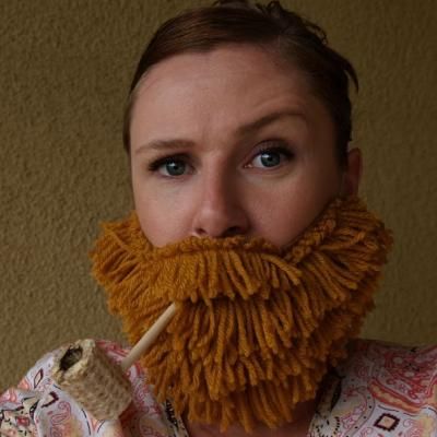 DIY Yarn Beards {Tutorial}  I think I need to make one! duck dynasty watchin' beard club. @Elizabeth Steward-Betts  @Vanessa Cox we could wear them to work! hehehe Felt Beard, Yarn Beard, Glitter Beards, Beard Costume, Diy Beard, Diy Yarn, Sewing Elastic, Quick Crafts, Gag Gifts Funny