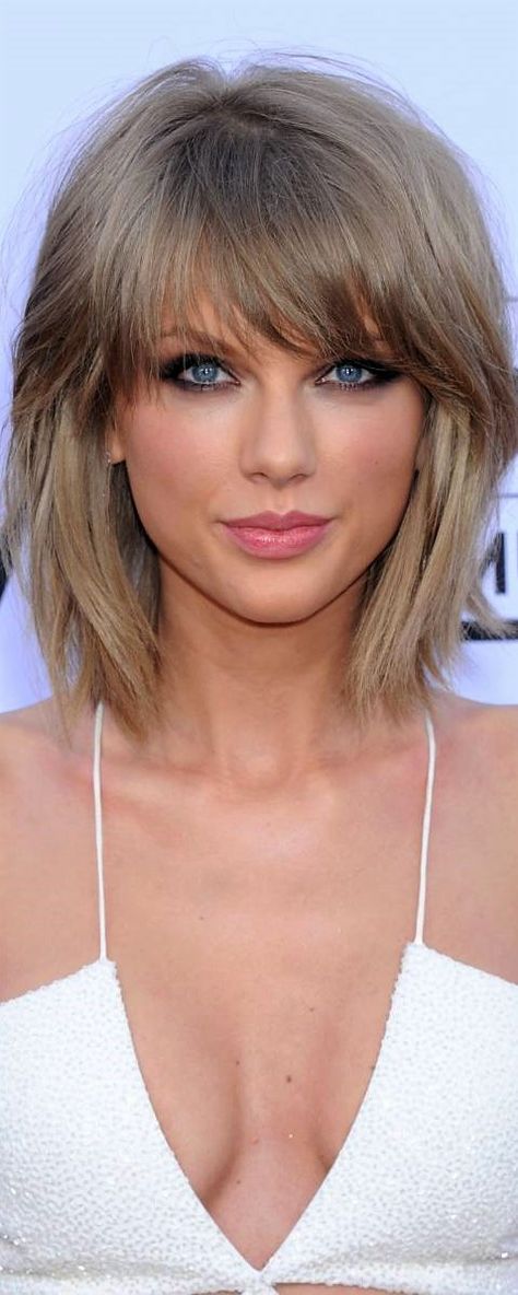 Taylor Swift Shoulder Length Hair, Taylor Swift Haircuts, Taylor Swift Bangs 2023, Taylor Swift Bob Haircut, Taylor Swift Hair 2023, Taylor Swift Hair Short, Taylor Swift Short Hair, Taylor Swift Haircut, Taylor Swift Hair Color