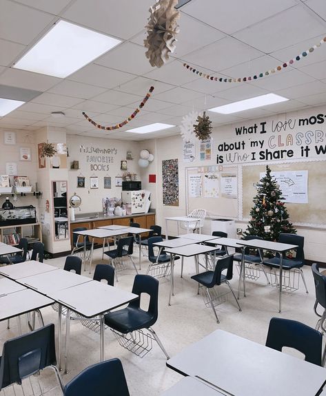 Black Teacher Classroom, Classroom Ideas High School Decorating, High School Teacher Classroom Ideas, Cute High School Classroom, High School Classroom Setup, Cozy Classroom Ideas High School, Teacher Desk Area Classroom Setup, High School Teacher Classroom, Mountain Classroom