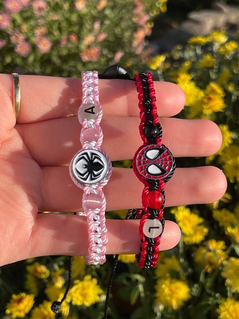 Miles And Gwen, Spiderman Gifts, Fandom Jewelry, Matching Couple Bracelets, Yarn Bracelets, Couple Fits, Pretty Jewelry Necklaces, Bracelet Couple, Kandi Bracelets