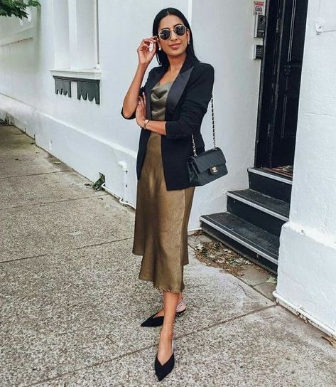 Dress And Blazer Outfit, Skirts Style, Satin Skirts, Slip Dress Outfit, Cami Outfit, Photographie Portrait Inspiration, Fashionable Outfits, Night Out Outfit, Satin Skirt