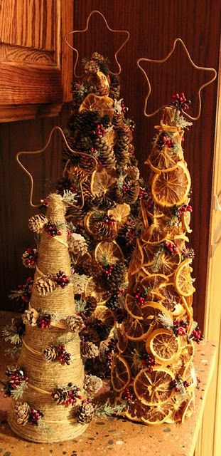 Para Navidad Trees Diy, Christmas Cones, Cone Christmas Trees, Orange Slice, Natural Christmas, Primitive Christmas, Noel Christmas, Country Christmas, Christmas Deco