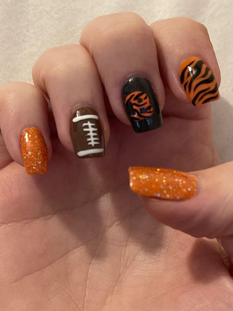 Football Nails Orange And Black, Short Football Nails, Orange And Black Tiger Nails, Orange And Black Football Nails, Football Gel Nails, Cute Football Nails, Bengal Nails Cincinnati, Orange Football Nails, Bengals Nails Football