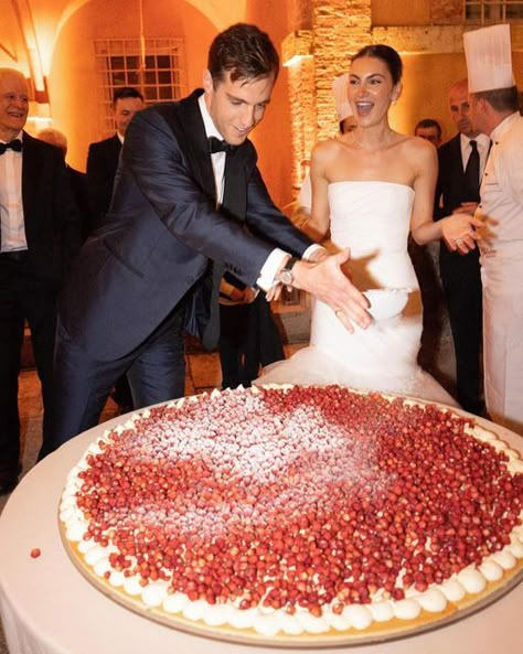 Luxury Event Planner on Instagram: "If you have the chance to be invited at a destination wedding in Italy, you might not see a beautiful wedding cake displayed on a well decorated table ready to be cut.  You will witness the creation of the cake which is called Millefoglie or strawberry tart just like the one that Lina and Chris chose for their wedding.  One of the most appreciated experiences, a joy for your eyes and a treat for your palate .. nobody could resist it, me neither.  Which is the most delicious cake you had at a wedding?   Design and planning @federicabeni_ed Team @diana_federicabeni_ed Ph credit @alli.studio Video @luigidegregorio F&B @galateoricevimenti  Beauty @cassandralusi_mua   #federicabeni_ed #fineartcuration #exclusiveweddinginitaly #exclusivewedding #weddingcake #m Italy Wedding Cake, Millefoglie Wedding Cake, Wedding Tart, Millefoglie Cake, Wedding Cake Strawberry, Wedding Cake Aesthetic, Strawberry Wedding Cake, Italian Wedding Cake, Most Delicious Cake