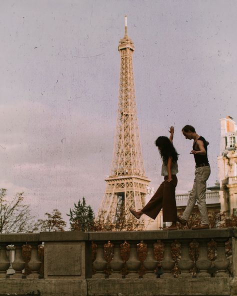 O’BRIEN AND OLIVE on Instagram: “✨💌 WE WOULD LOVE TO WRITE TO YOU! 💌✨ With speckled letters and stardusted sentences, handcrafted musings from our messy minds intertwined…” Vintage Foto's, Fotografi Vintage, Paris Aesthetic, Foto Poses, Trik Fotografi, Jolie Photo, A Bridge, Oui Oui, Two People