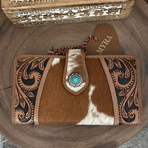 This Enchanting Wallet Has Gorgeous Hand-Tooled Bourbon Brown Leather,In A Classic Pattern,All In The Company Of Beautiful Hair-On Hide.A Metal Concho Completes The Look.Interior Features Spacious Sections ,Including A Zippered Pocket.Snap -Close Front. Materials:Leather & Hairon Dimensions: Height-4.5” Width-8” Tooled Wallet, Handmade Leather Work, Cowhide Clutch, Custom Leather Work, Tooled Leather Wallet, Tooled Leather Bag, Leather Craft Projects, Brown Cowhide, Leather Art