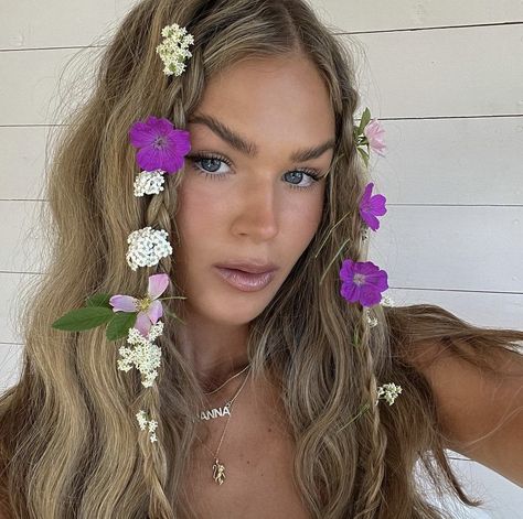 flowers in hair, summer garden party hairstyle, midsummer aesthetic, sweden, garden fairy aesthetic Fairy Hair Flowers, Flowers In Hair Braid, Fairy Birthday Party Outfit, Garden Party Costume, Garden Fairy Outfit Aesthetic, Midsummer Hairstyles, Garden Fairy Hair, Fun Party Hairstyles, Flowers In Braided Hair