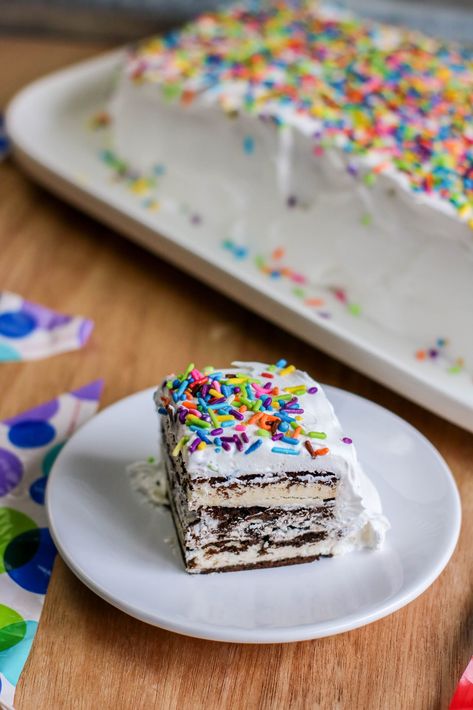 This delicious Ice Cream Sandwich Cake is a delicious alternative to a store bought ice cream cake. It is perfect for a simple weeknight dessert. Sandwich Cake Recipe, Ice Cream Sandwich Cake Recipe, Cake With Ice Cream, Dimitras Dishes, Easy Ice Cream Sandwiches, Cream Sandwich Cake, Easy Ice Cream Cake, Ice Cream Sandwich Cake, Cake Recipes For Kids